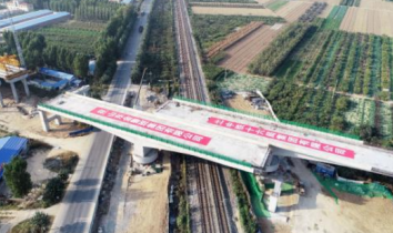 機械千斤頂助力德上高速公路鋼構梁轉體工作