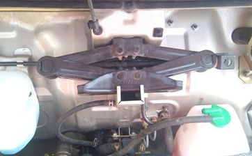 車在囧途,又遇機械千斤頂腐朽,幸虧民警及時協助